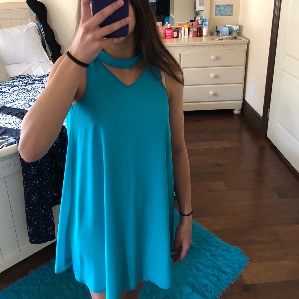 Cute blue/teal dress!
